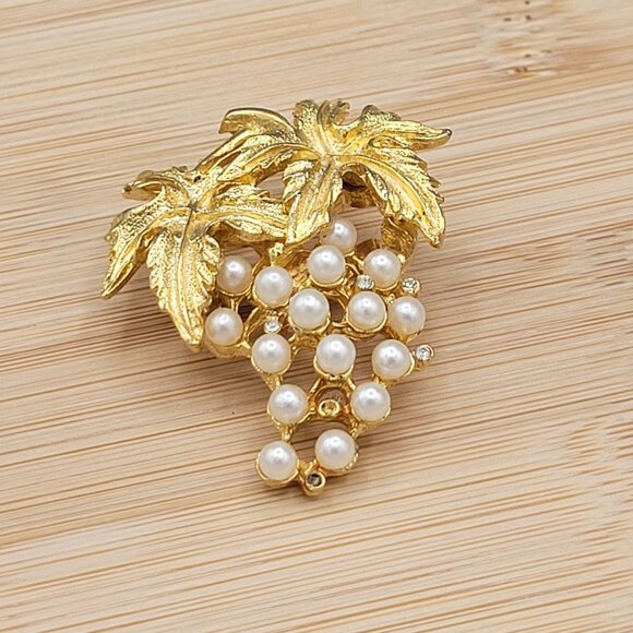 Gold Tone Grape Leaf Cluster Brooch Imitation Pearls Vintage Jewelry 2 Inch Pin - Picture 2 of 7